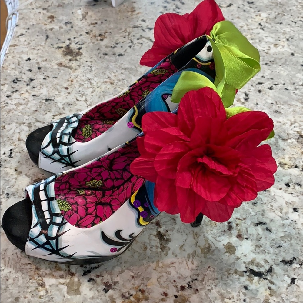 Shoes - Picture 2 of 3
